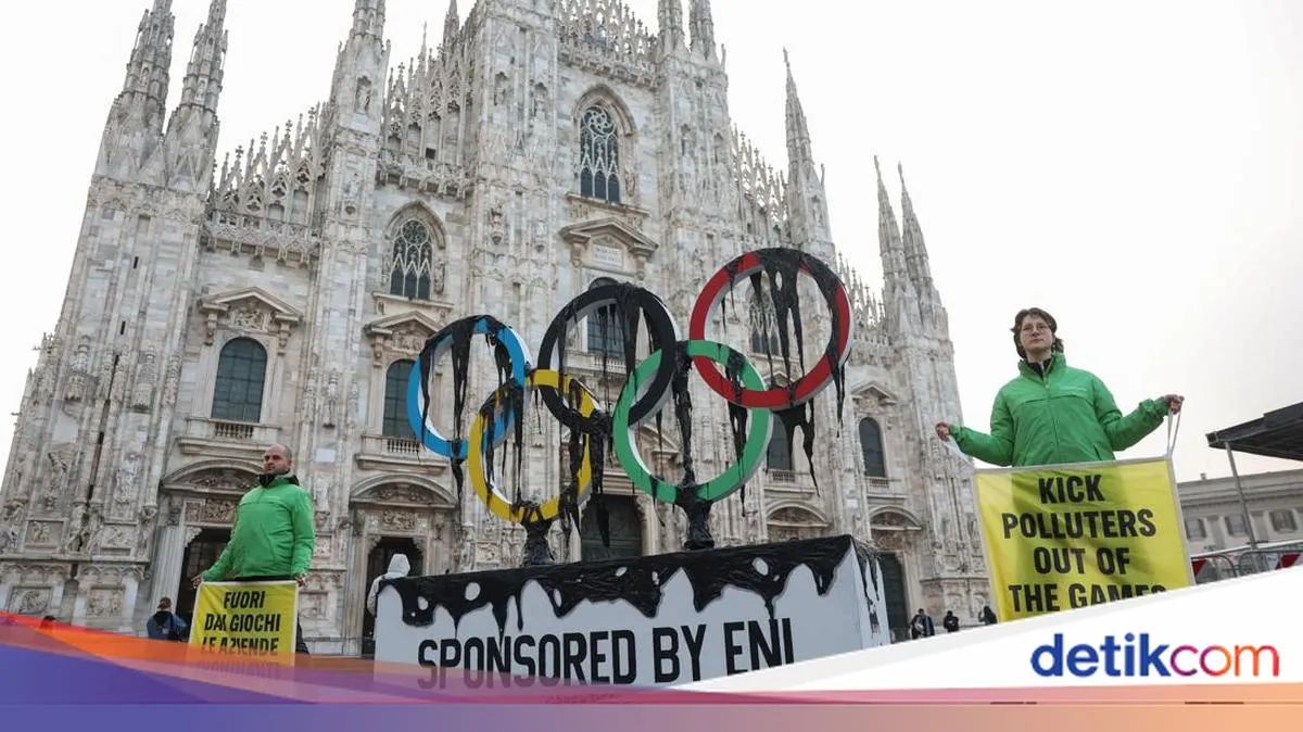 Greenpeace Protes dengan Instalasi Raksasa Saat Obor Olimpiade Tiba di Milan