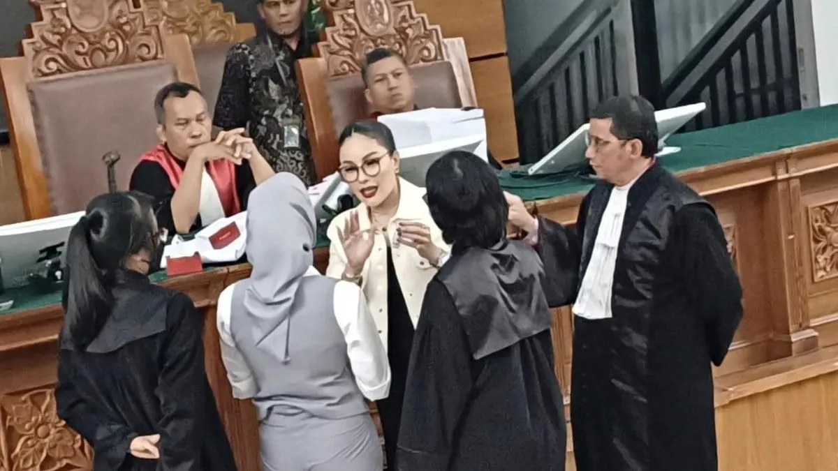 Pertemuan Pertama Nikita Mirzani dan Reza Gladys di Pengadilan