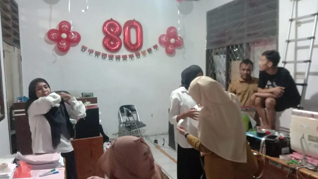 Dinas Kominfo Bangkep Hiasi Kantor untuk Rayakan HUT RI ke-80