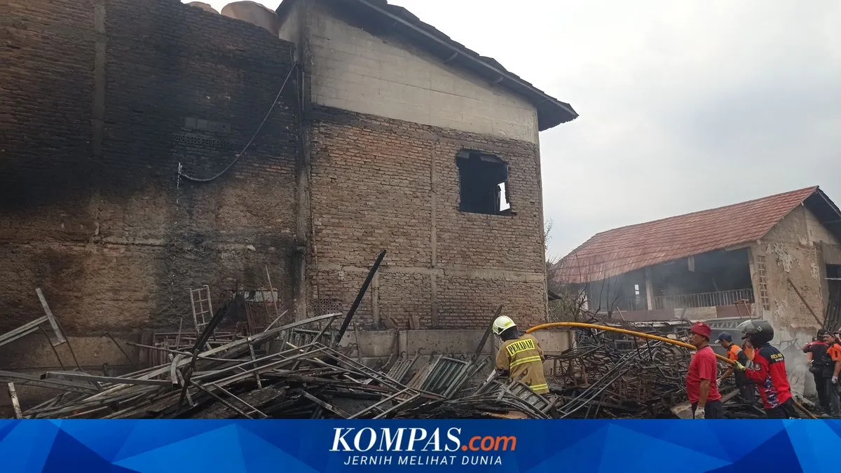 Kebakaran Gudang Dekorasi Pesta di Jaktim Dipicu Percikan Listrik