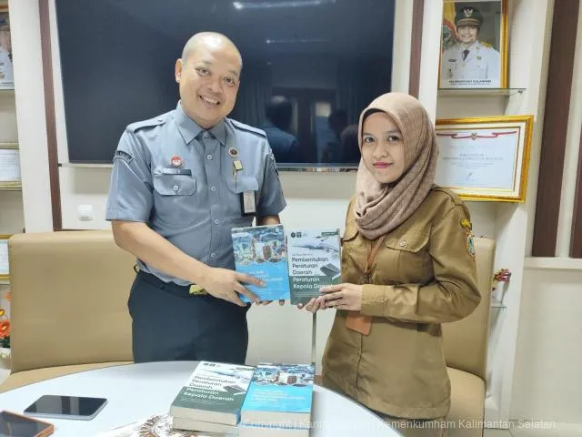 Kemenkum Kalsel Serahkan Buku Panduan Pembentukan Peraturan kepada Biro Hukum Pemprov