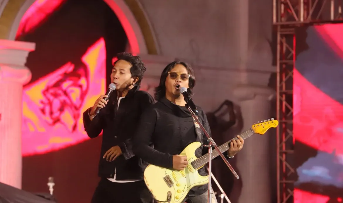 Romantick dan Band Lokal Ponorogo Jadi Pembuka Konser Dewa 19 di Alun-Alun