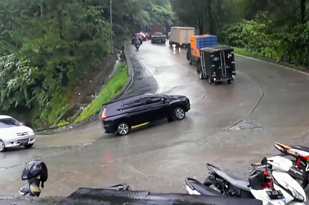 Mitsubishi Xpander Kesulitan Melewati Tanjakan di Sitinjau Lauik, Sumatera Barat
