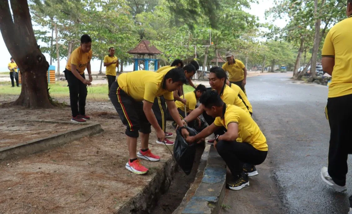 Polres Belitung Gelar Kerja Bakti Bersihkan Pantai Wisata Tanjung Pendam