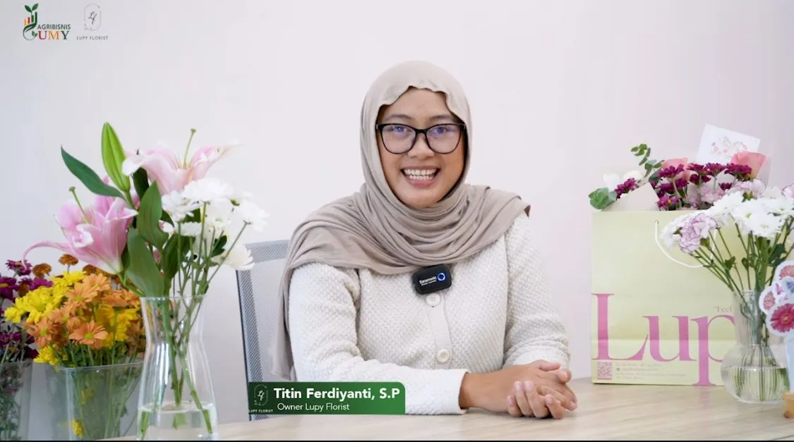Alumni UMY Titin Ferdiyanti Kembangkan Lupy Florist dari Hobi Merangkai Buket