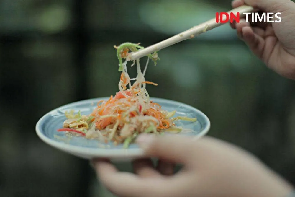 Yusheng: Salad Segar Pembawa Hoki di Perayaan Imlek