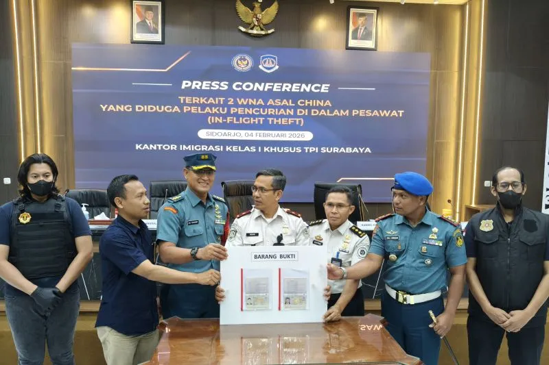 Dua WNA Tiongkok Ditangkap Imigrasi Surabaya Usai Diduga Curi Uang di Pesawat