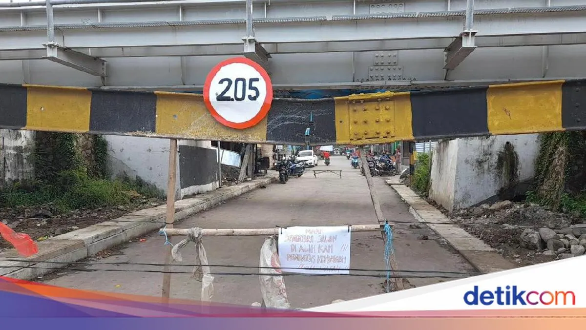 Portal Pembatas Tinggi Underpass Karangmalang Brebes Patah, Arus Kendaraan Dialihkan