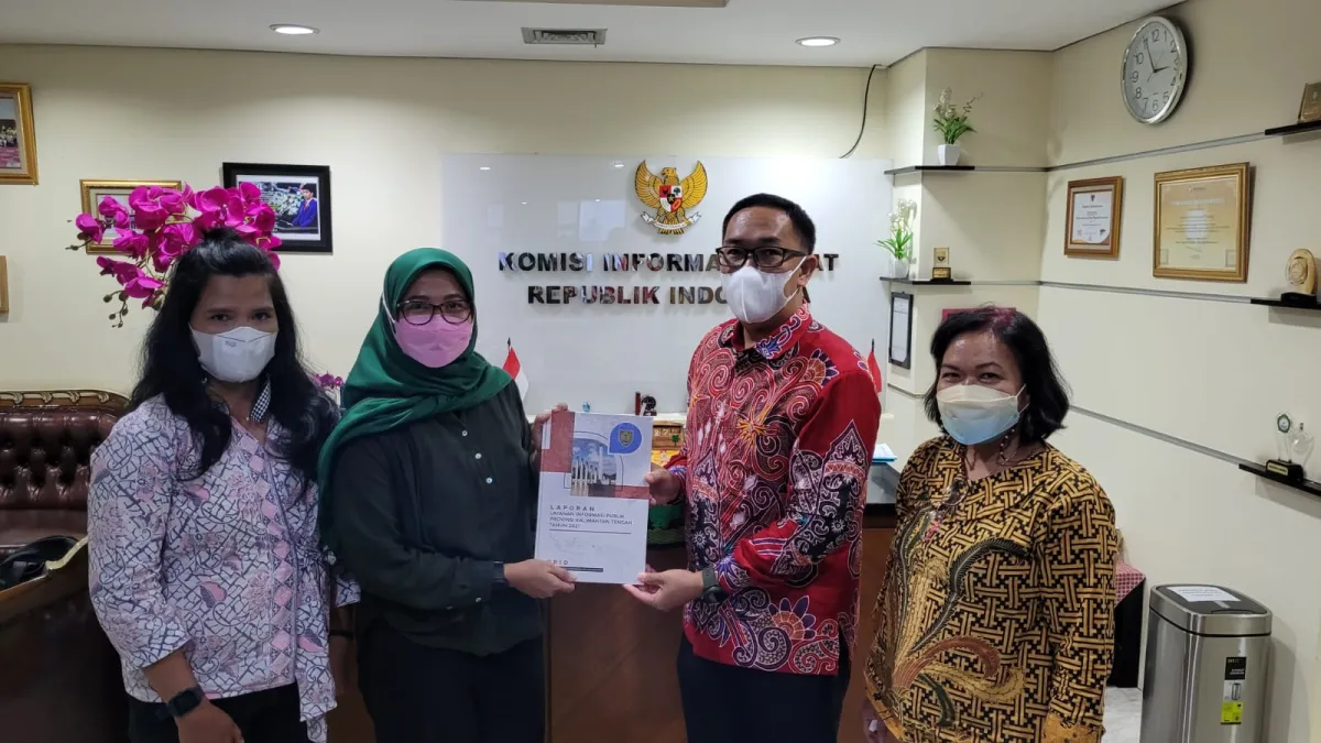 Pemprov Kalteng Serahkan Laporan Keterbukaan Informasi Publik 2021 ke Komisi Informasi
