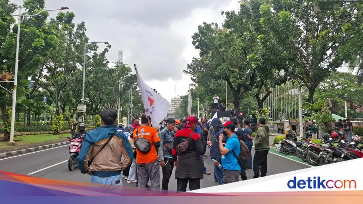 Buruh FSPMI Demo di Balai Kota DKI Tuntut Kenaikan UMP 2026
