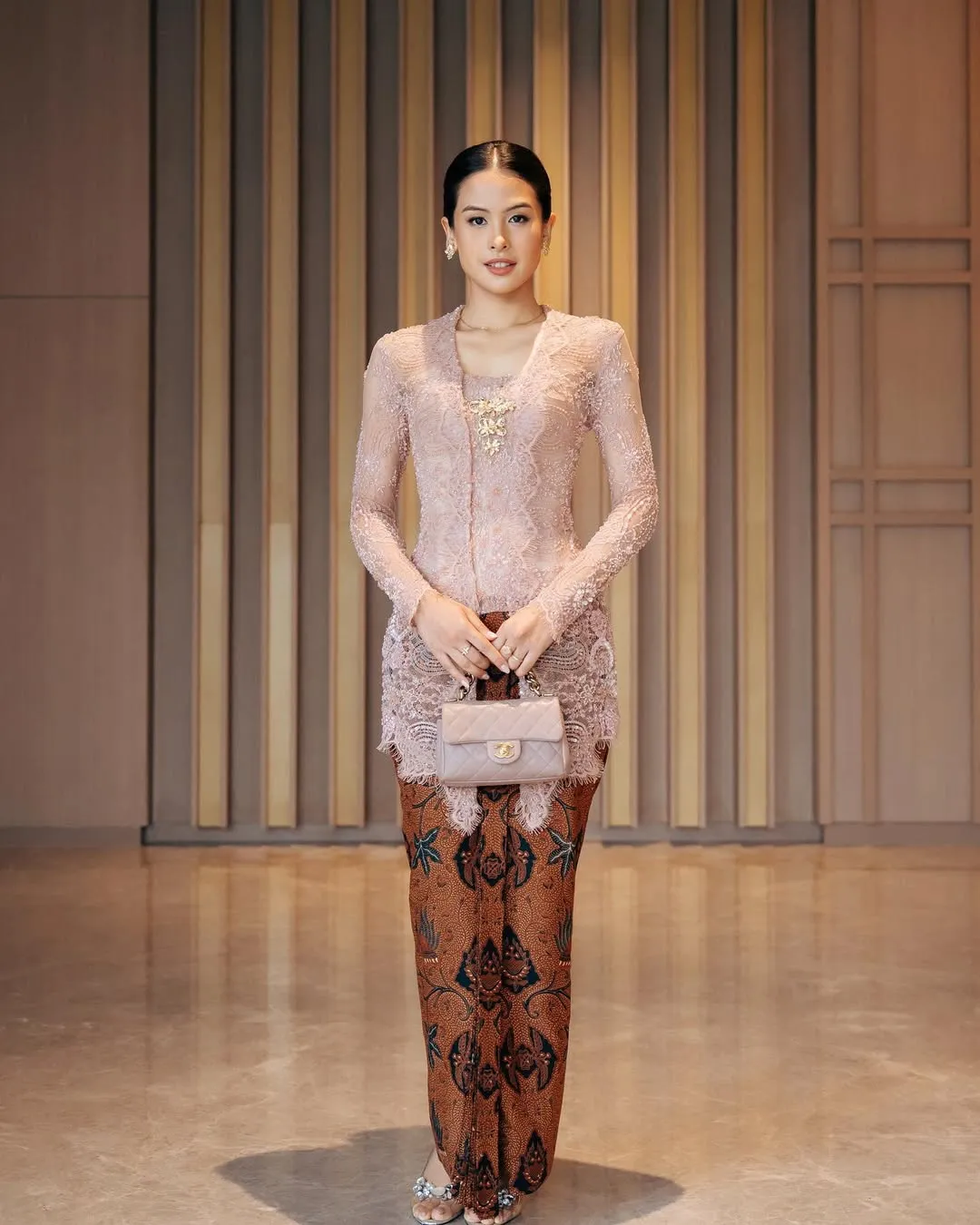 Kebaya: Busana Tradisional yang Dikenakan Selebritas di Hari Kebaya Nasional 2025