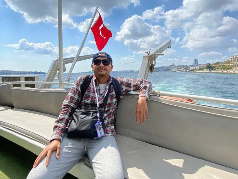 Alumnus Pendidikan Bahasa Arab UMM Umar Faruq Sukses Jadi Tour Leader Haji, Umrah, dan Halal Tour Dunia