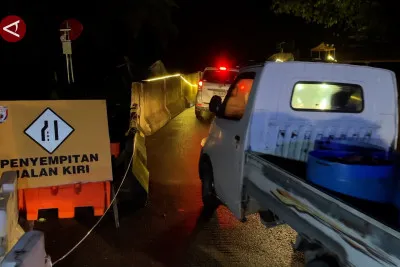 Polisi Alihkan Truk BBM Akibat Terban Jalan di Lembah Anai