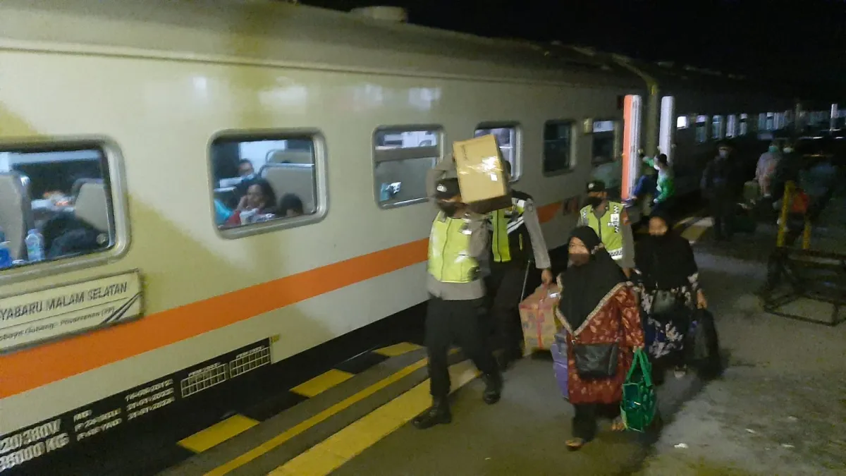 Polisi Siaga di Stasiun Walikukun, Bantu Penumpang Kereta Selama Arus Mudik Lebaran