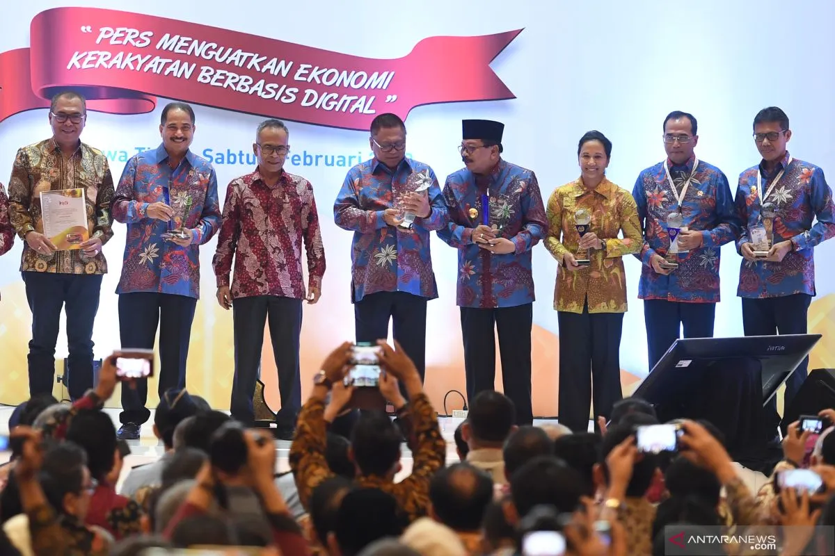Ketua DPD RI Terima Penghargaan Warta Bakti Utama di HPN 2019