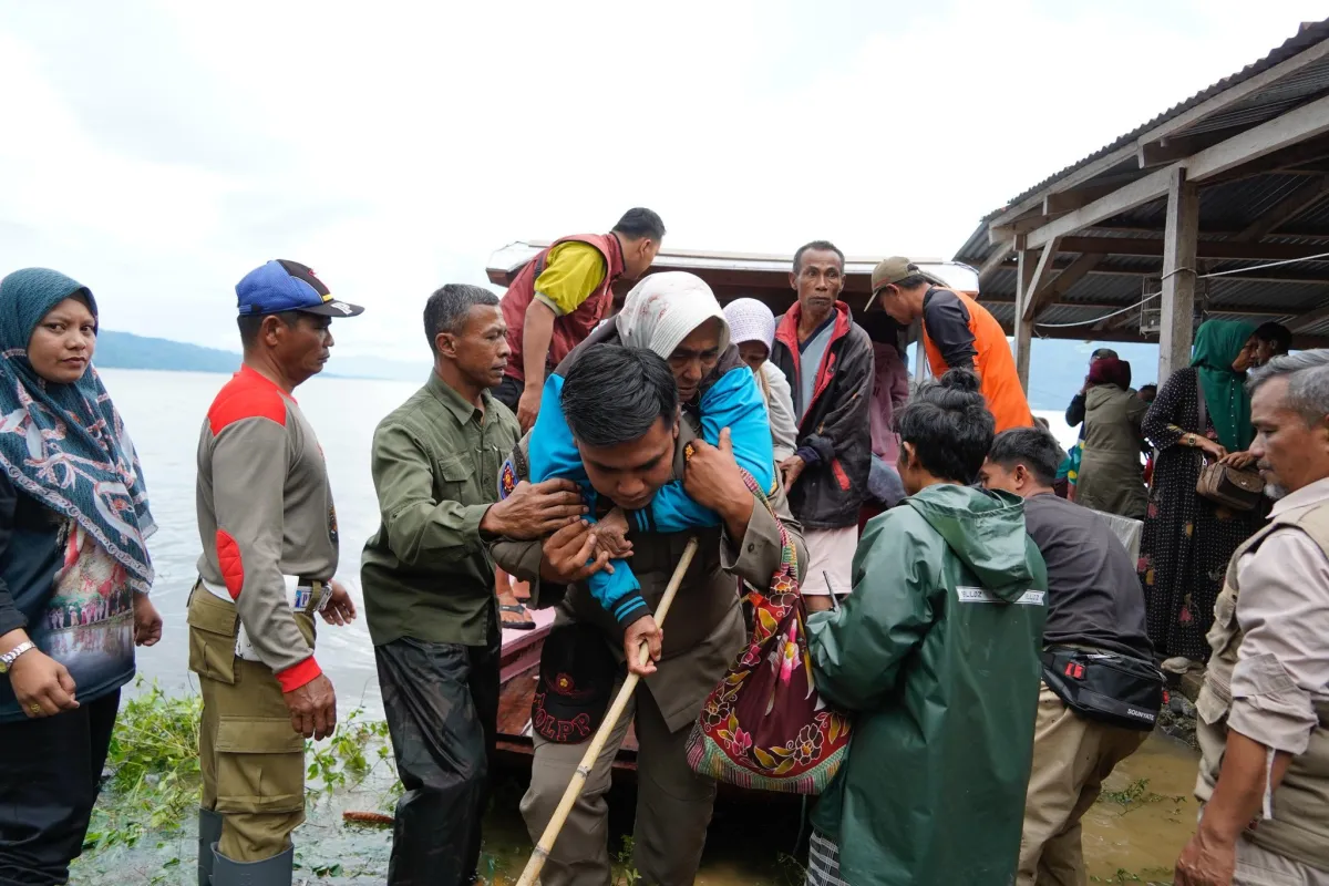 Bupati Tanah Datar Tinjau Ketersediaan Pasokan di Posko Pengungsi Tanjung Mutiara