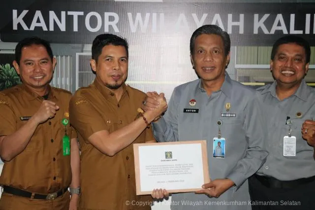 Kemenkum Kalsel Serahkan Harmonisasi Ranperda Penyandang Disabilitas ke Pemkab Balangan