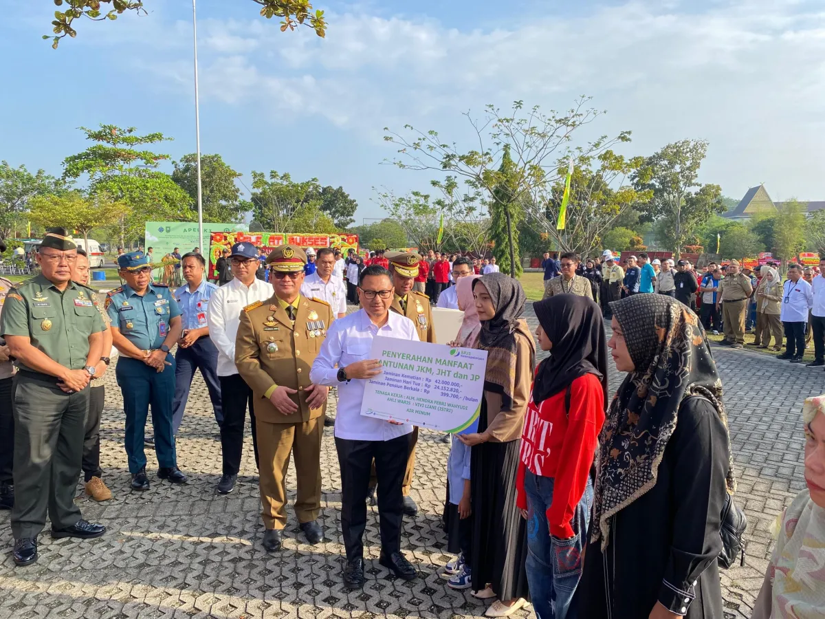 BPJS Ketenagakerjaan Serahkan Santunan kepada Ahli Waris di Peringatan Bulan K3 Nasional 2026
