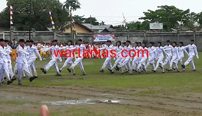 Lapangan Pelita Becek, Seragam Paskibraka Gunungsitoli Terciprat Lumpur Saat Upacara HUT RI ke-71