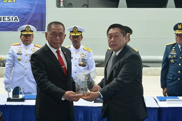 Kemhan Resmikan Serah Terima KRI Teluk Lada-521 dari PT Daya Radar Utama