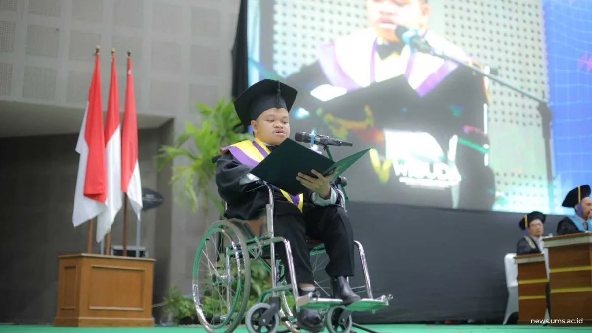 Rektor UMS Berikan Beasiswa Magister kepada Wisudawan Difabel