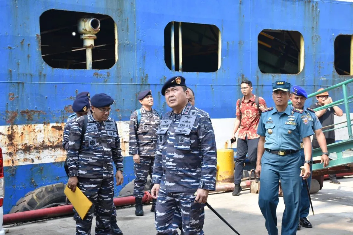 Panglima Kolinlamil Tinjau Kesiapan KRI Teluk Palu-523 di PT Daya Radar Utama