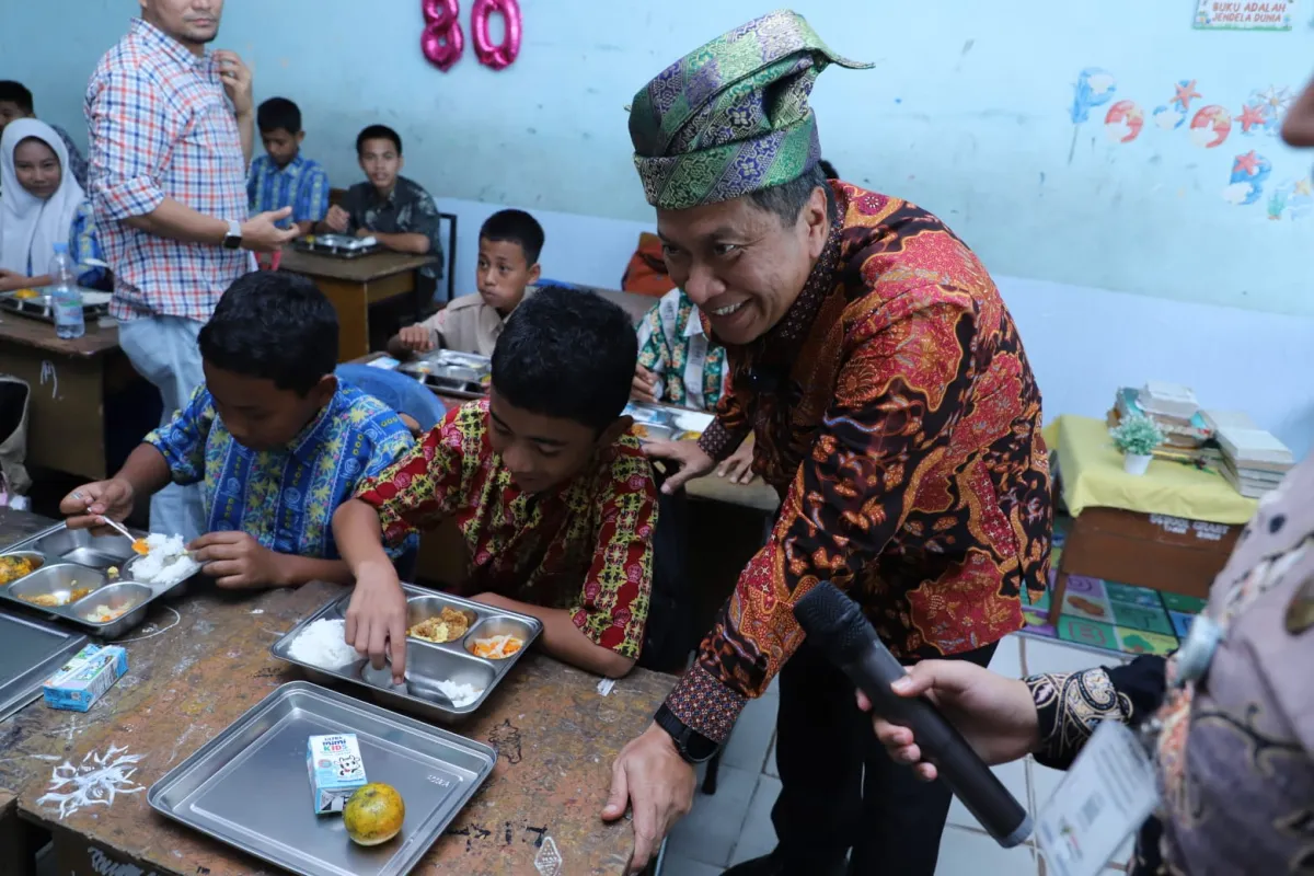 Wamen PANRB Tinjau Penyaluran Makan Bergizi Gratis di Pekanbaru