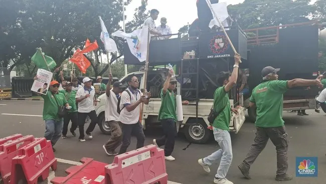 Buruh Gelar Aksi di Depan Istana Tuntut Tiga Permintaan