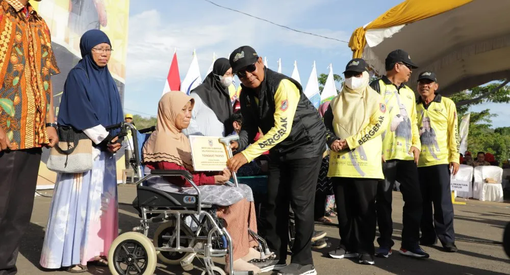 Paman Birin Raih Penghargaan Pembina Utama Relawan Sosial