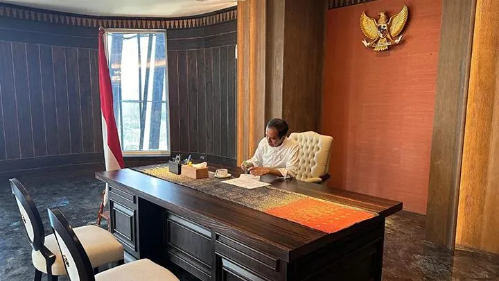 Presiden Jokowi Tampilkan Meja Kerja di Istana Garuda IKN