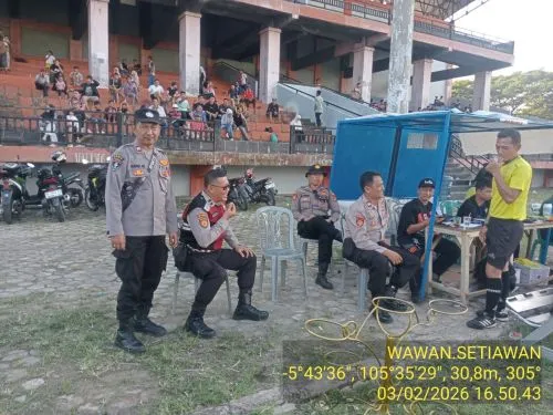 Polsek Kalianda Kawal Turnamen Sepak Bola di Lapangan Raden Intan