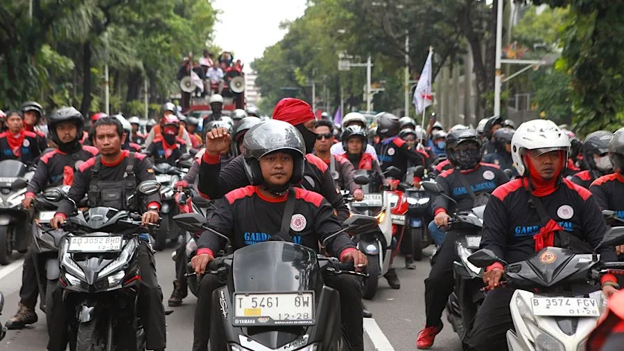 Ribuan Buruh Demo di DPR dan Kemnaker, Tuntut Revisi UMP DKI 2026 Rp5,89 Juta