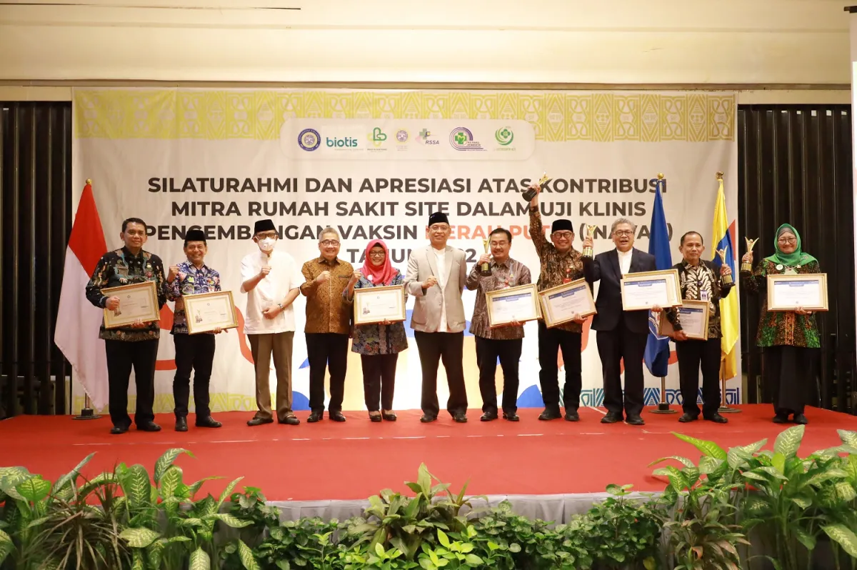Rektor Universitas Airlangga Berikan Penghargaan atas Pengembangan Vaksin INAVAC