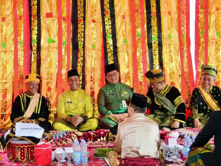Tradisi Makan Bajambau Meriahkan Puncak Peringatan HUT Kabupaten Kampar ke-76