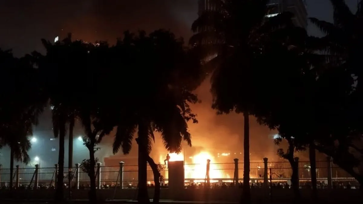 Kekacauan di Jakarta: Aksi Demo Berujung Pembakaran dan Penutupan Stasiun MRT