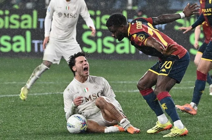 Napoli Raih Kemenangan Dramatis di Laga Kontroversial Melawan Genoa