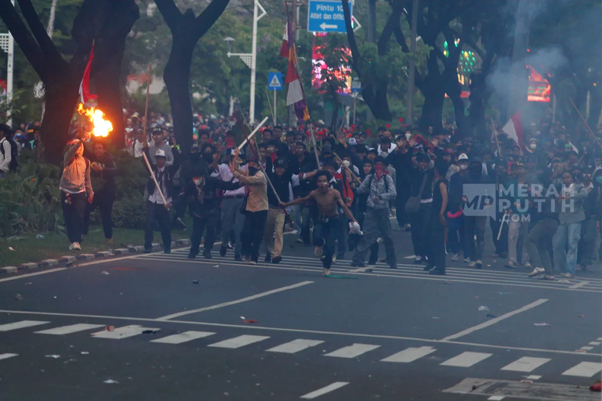 Bentrok Antara Massa Aksi dan Polisi Terjadi di Senayan Jakarta