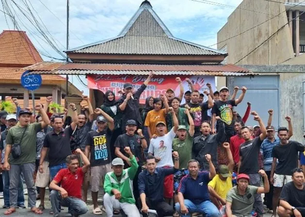 Warga Bendogerit Tolak Pembongkaran Pos Kampling di Blitar
