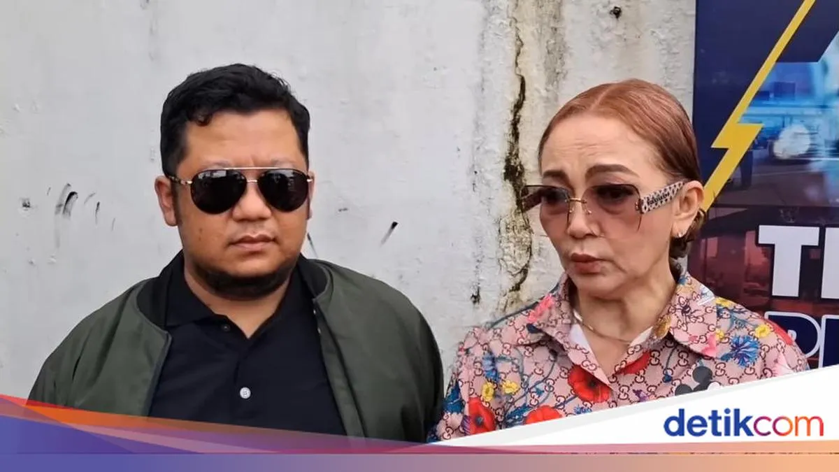 Firdha Razak Temani Anak Laporkan Menantu Karena Dugaan Perzinaan