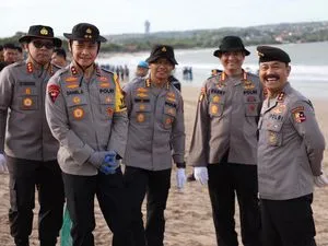 Kapolda Bali Pimpin Aksi Bersih Pantai Kedonganan Bersama 5.000 Relawan