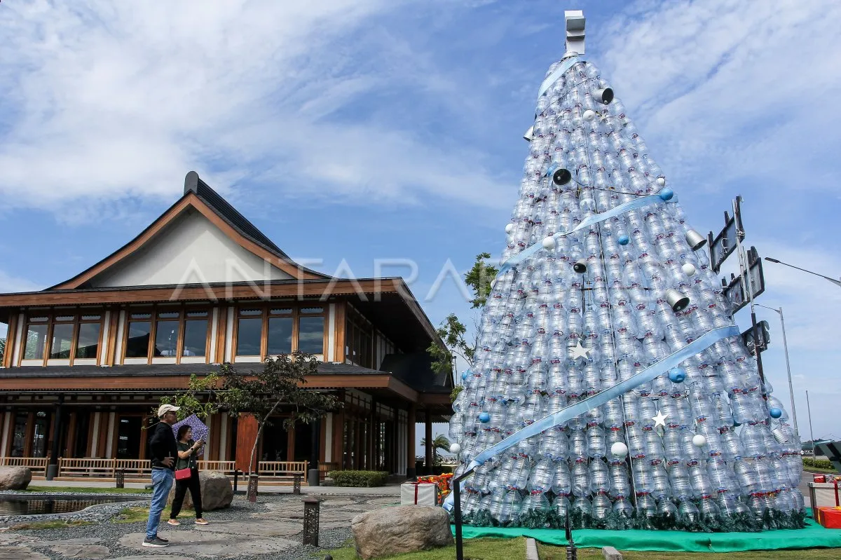 Pohon Natal Kreatif dari Galon Bekas di Taman Doa PIK