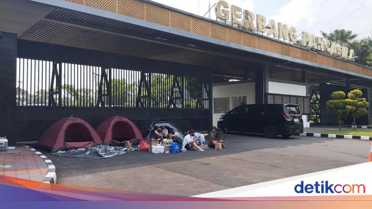 Aksi Penolakan UU TNI Melalui Tenda di Depan Gedung DPR RI