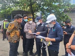 Kapolres Tangsel dan Menteri LH Tinjau Kebakaran Gudang Pestisida di BSD
