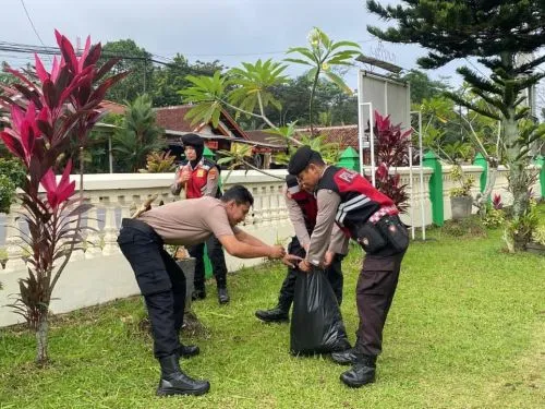 Polres Pesawaran Gelar Aksi Kebersihan di Masjid dan Gereja untuk Toleransi