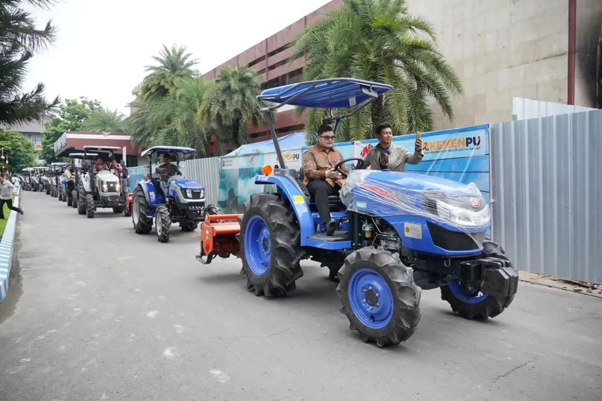 Bupati Kediri Serahkan Traktor untuk Tingkatkan Produktivitas Pertanian