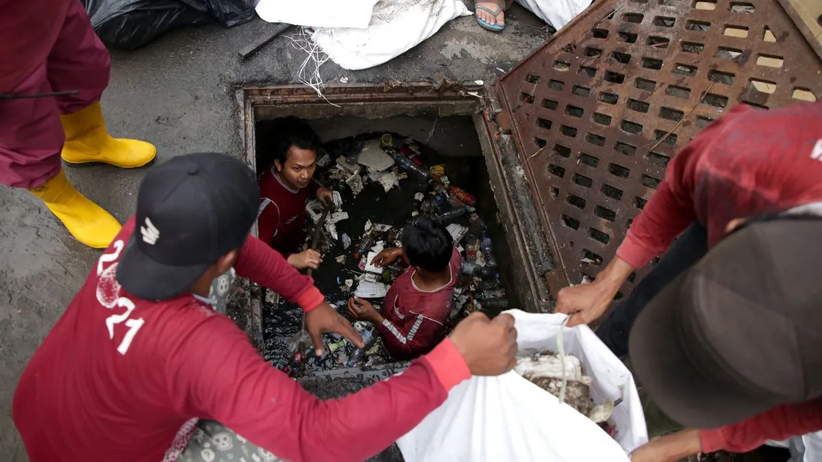 DSDABM Siagakan Petugas 24 Jam Atasi Penyumbatan Sampah Penyebab Banjir Surabaya
