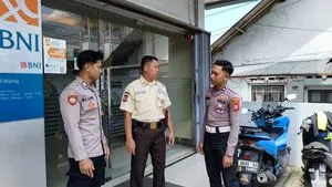 Polsek Cikijing Lakukan Patroli dan Imbauan Keamanan di Bank BNI