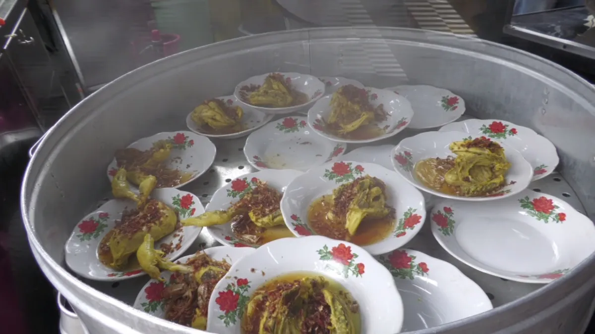 Menikmati Ayam Kukus Rempah di Jalan Bengawan Bandung