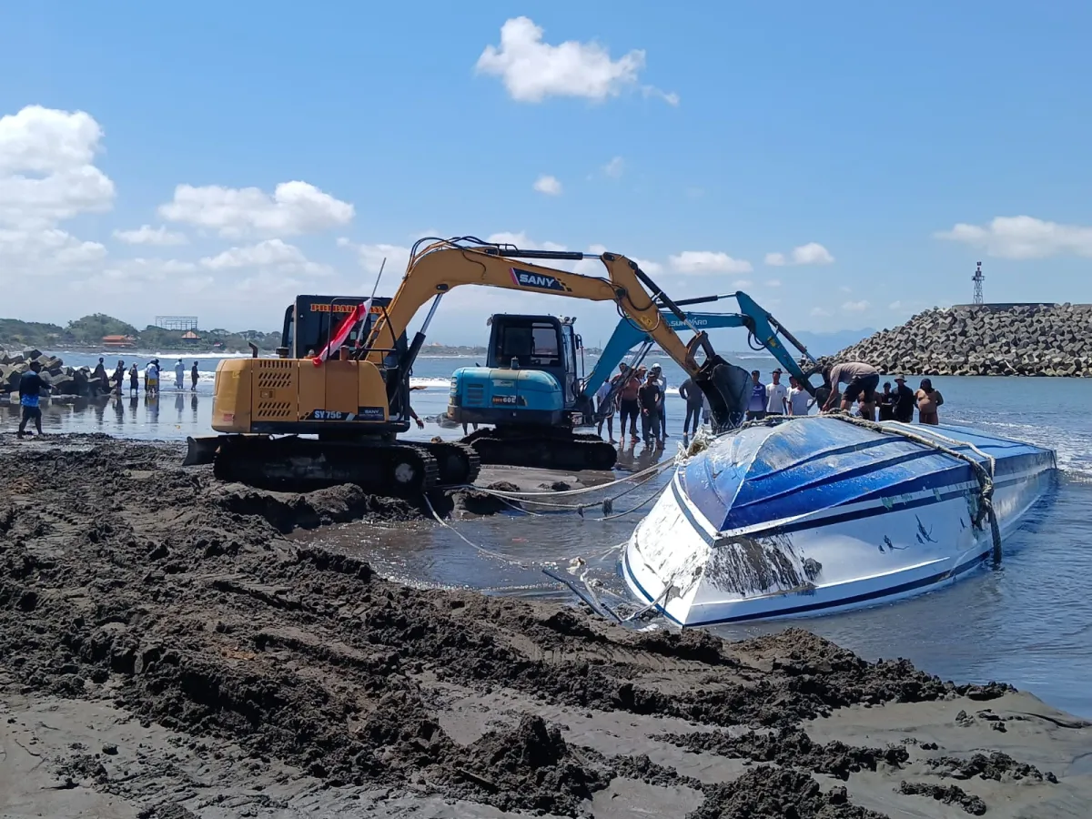 Kapal Cepat Bali Dolphin Cruise II: ABK Ditemukan Meninggal, Penyebab Kecelakaan Diduga Cuaca Buruk