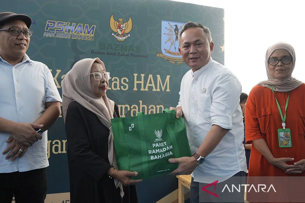 Wamen HAM Berikan Santunan kepada Keluarga Korban Kerusuhan Mei 1998 Menjelang Ramadan